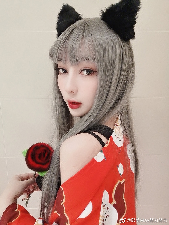 曾入獄坐牢！超兇網紅辣曬「裸睡床照」　迷濛表情全拍下！