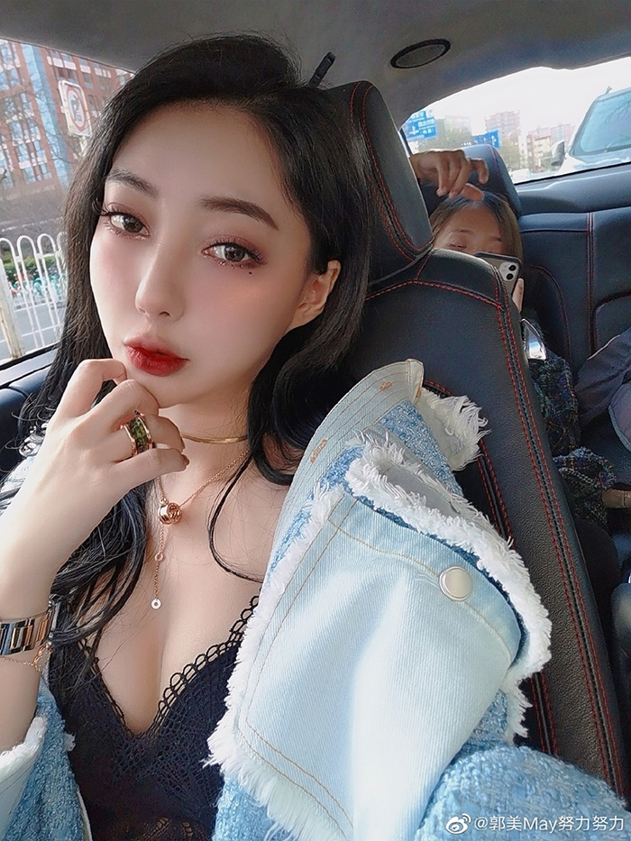 曾入獄坐牢！超兇網紅辣曬「裸睡床照」　迷濛表情全拍下！