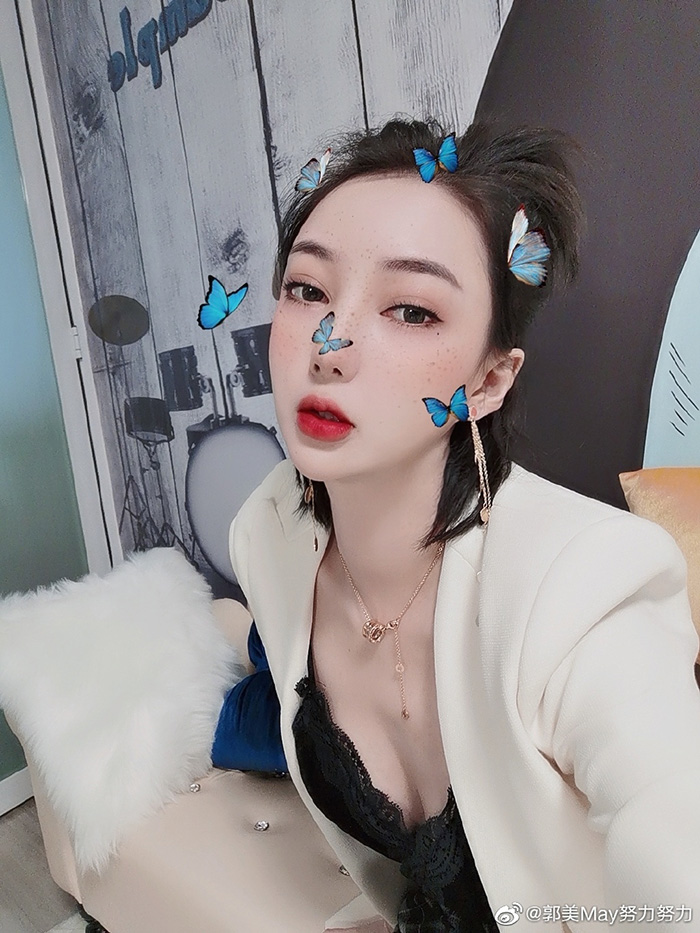 曾入獄坐牢！超兇網紅辣曬「裸睡床照」　迷濛表情全拍下！