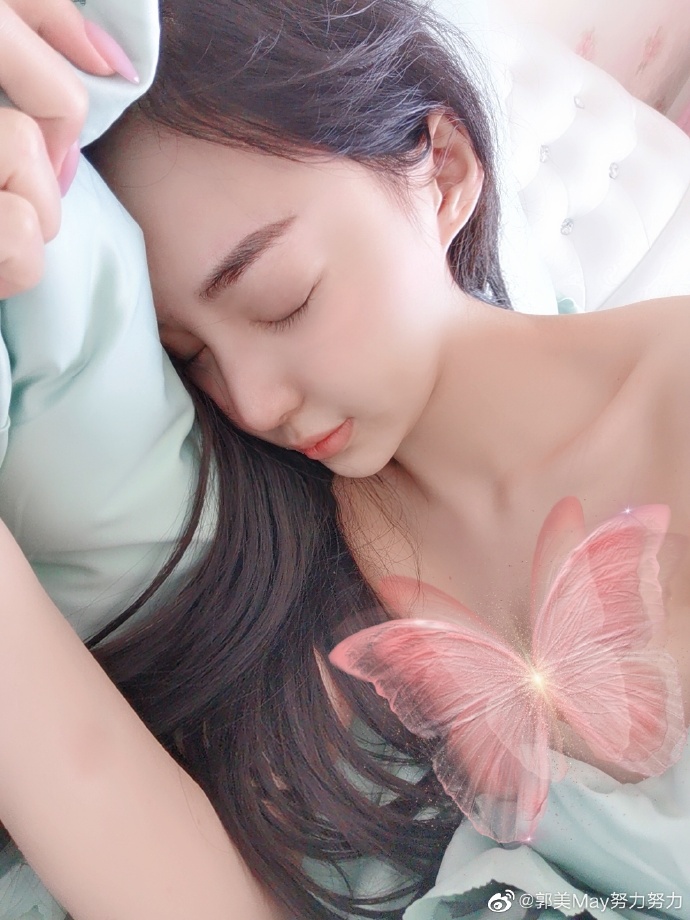 曾入獄坐牢！超兇網紅辣曬「裸睡床照」　迷濛表情全拍下！