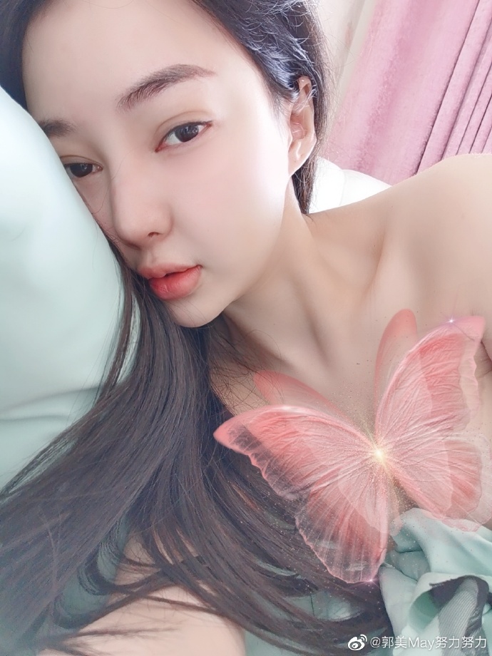 曾入獄坐牢！超兇網紅辣曬「裸睡床照」　迷濛表情全拍下！