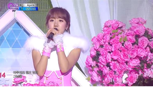 顏值再高也Hold不住！Red Velvet打歌服「醜到上熱搜」 網：好像穿花圈上台