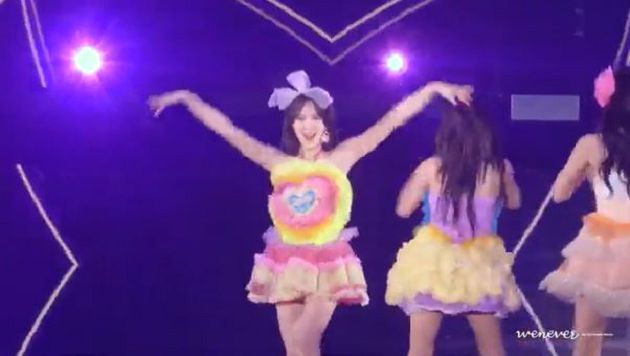 顏值再高也Hold不住!Red Velvet打歌服「醜到上熱搜」 網:好像穿花圈上台