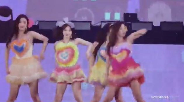 顏值再高也Hold不住!Red Velvet打歌服「醜到上熱搜」 網:好像穿花圈上台