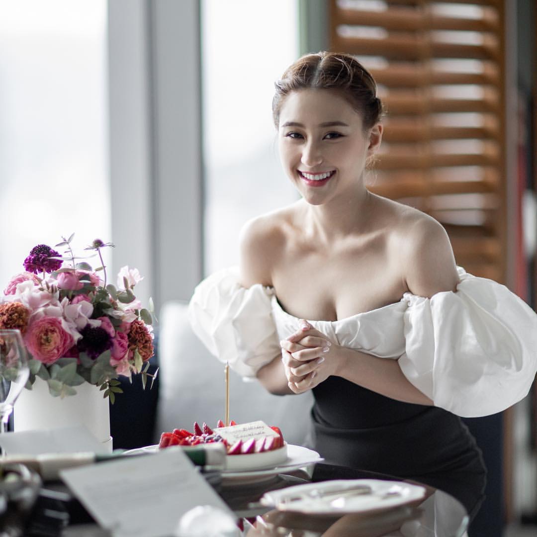 曾爆「被前男友傷害」!賭王千金「深V泳裝包不住」:一路開衩到底!