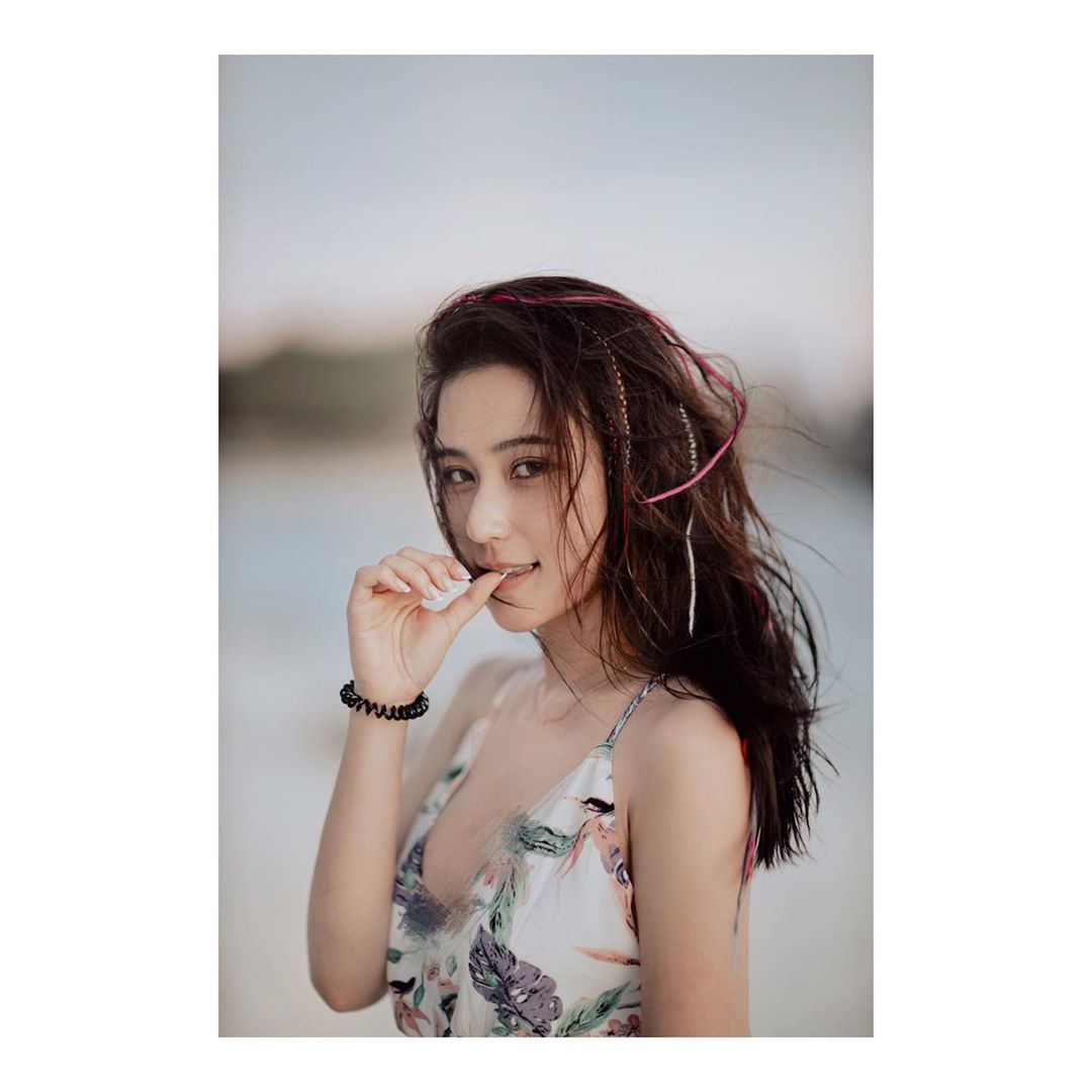 曾爆「被前男友傷害」!賭王千金「深V泳裝包不住」:一路開衩到底!