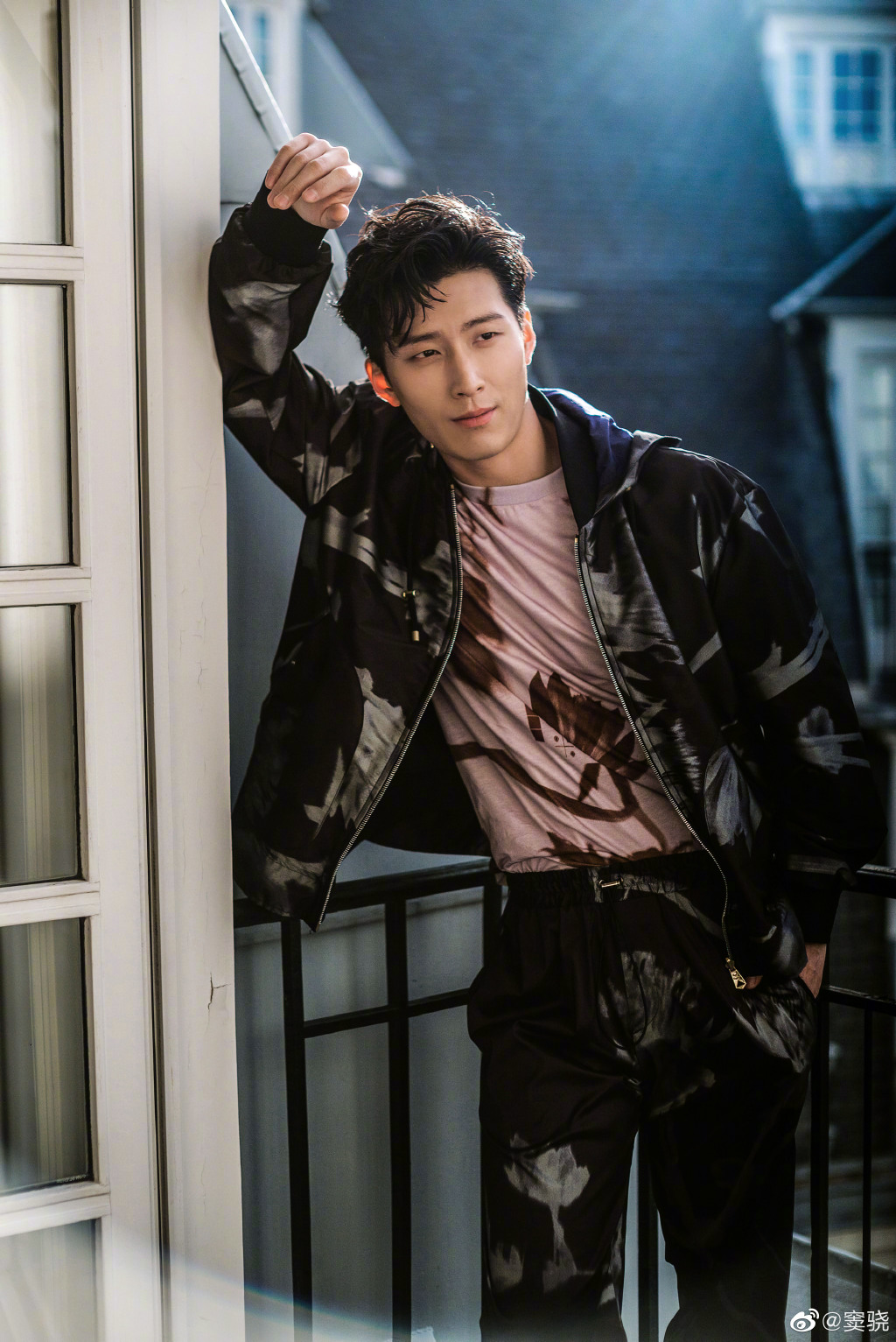 曾爆「被前男友傷害」!賭王千金「深V泳裝包不住」:一路開衩到底!