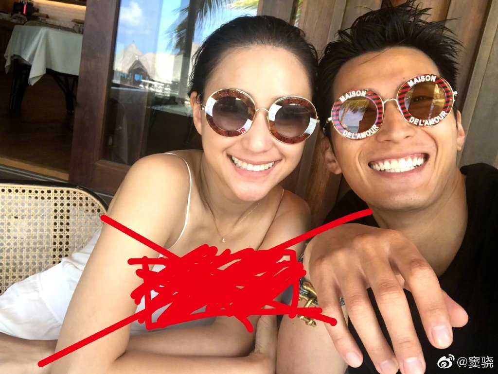 曾爆「被前男友傷害」!賭王千金「深V泳裝包不住」:一路開衩到底!