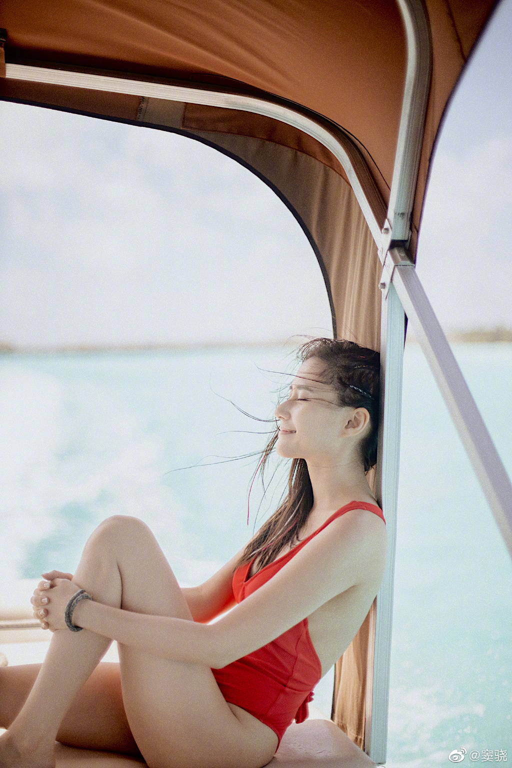 曾爆「被前男友傷害」!賭王千金「深V泳裝包不住」:一路開衩到底!