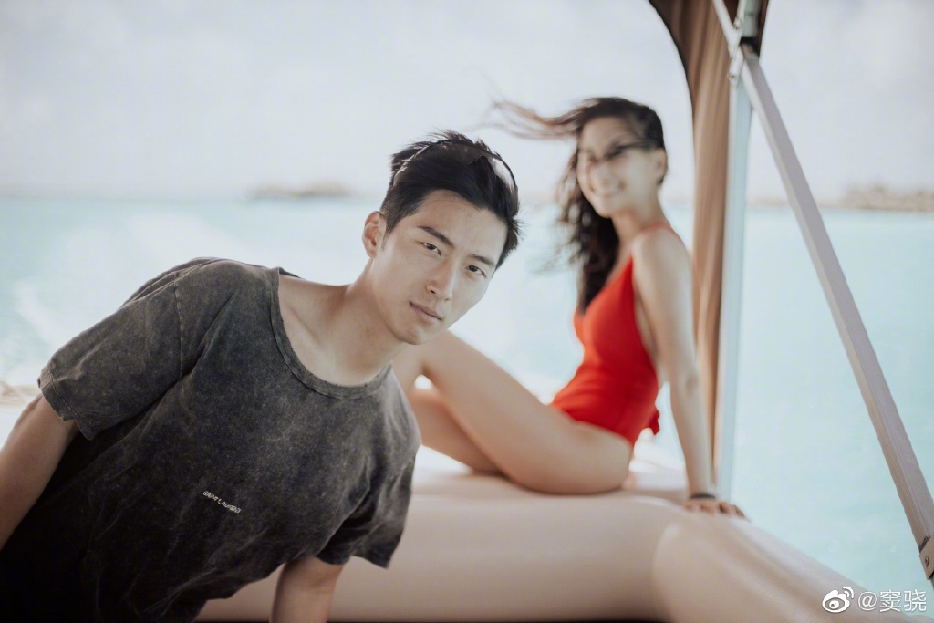 曾爆「被前男友傷害」!賭王千金「深V泳裝包不住」:一路開衩到底!