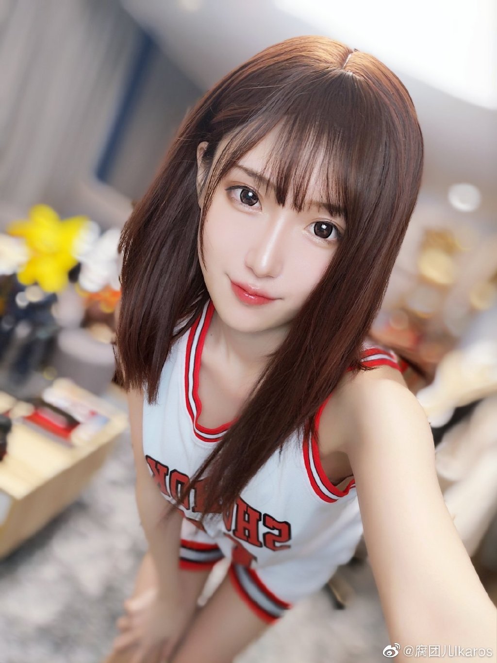 胸前小山太搶眼！實況兇妹「辣曬絲襪長腿」　網全暴動：我好了！