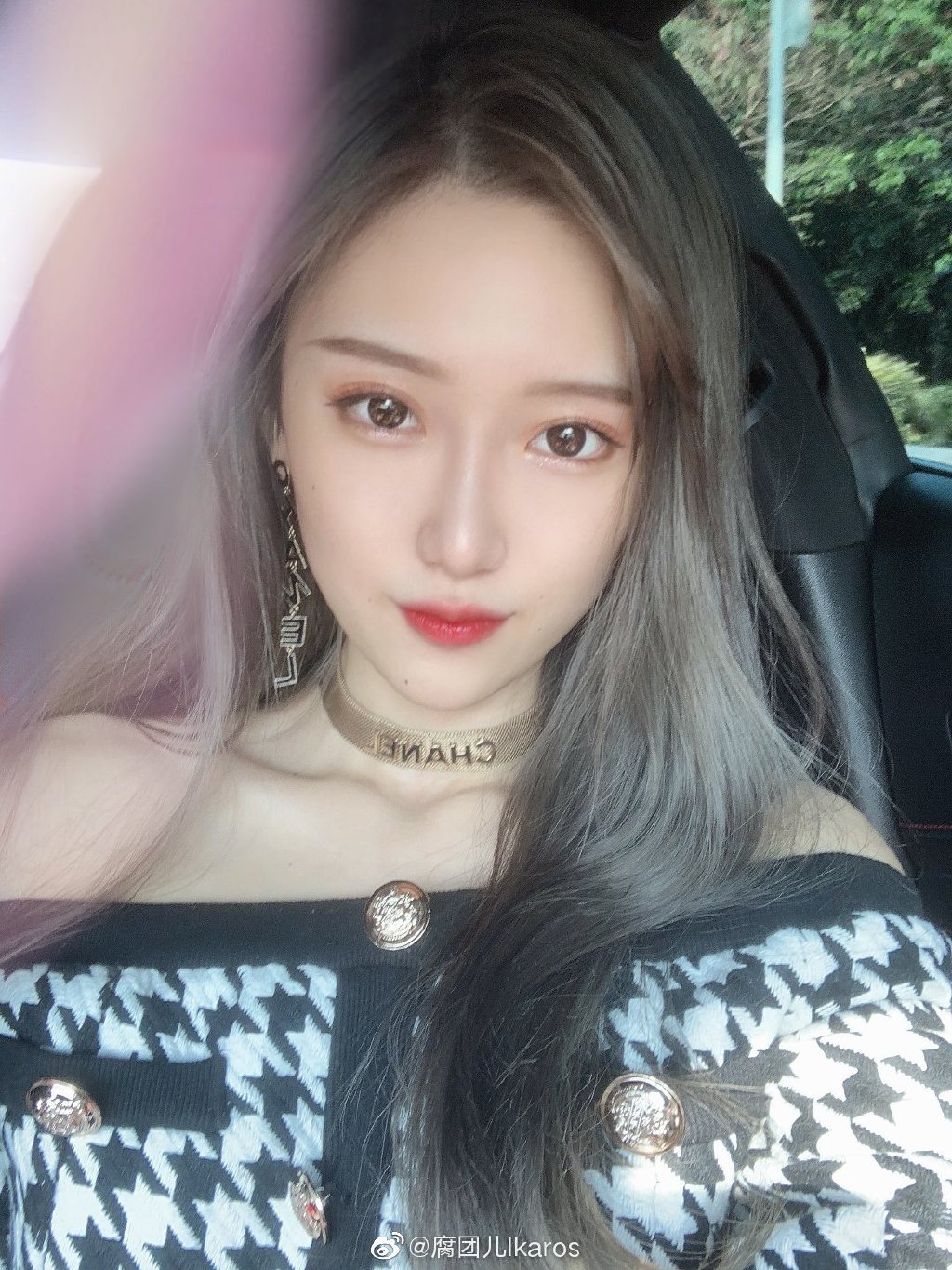 胸前小山太搶眼！實況兇妹「辣曬絲襪長腿」　網全暴動：我好了！