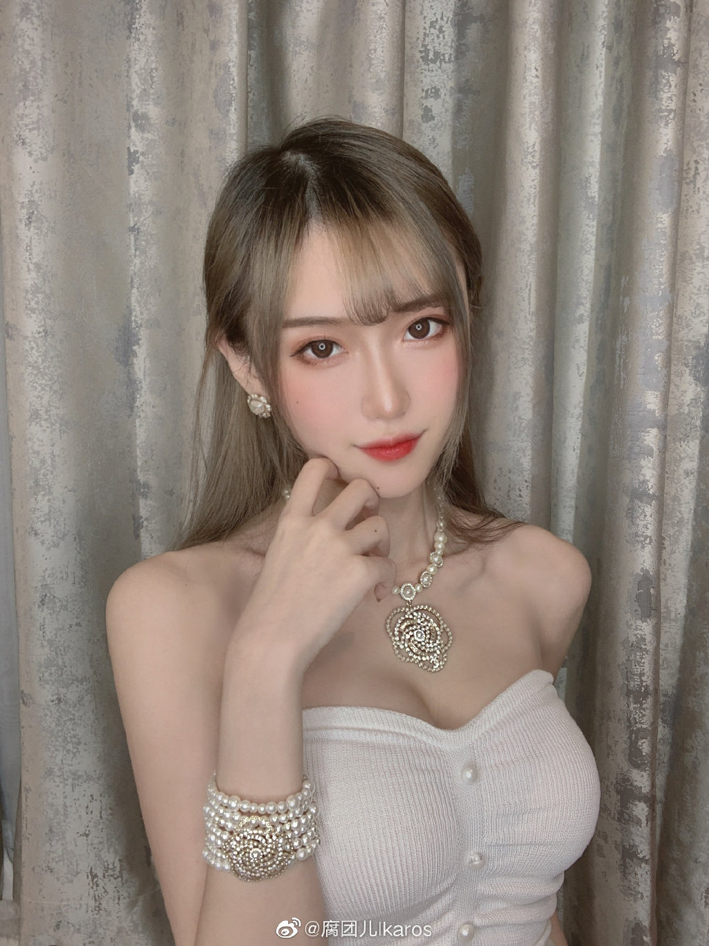 胸前小山太搶眼！實況兇妹「辣曬絲襪長腿」　網全暴動：我好了！