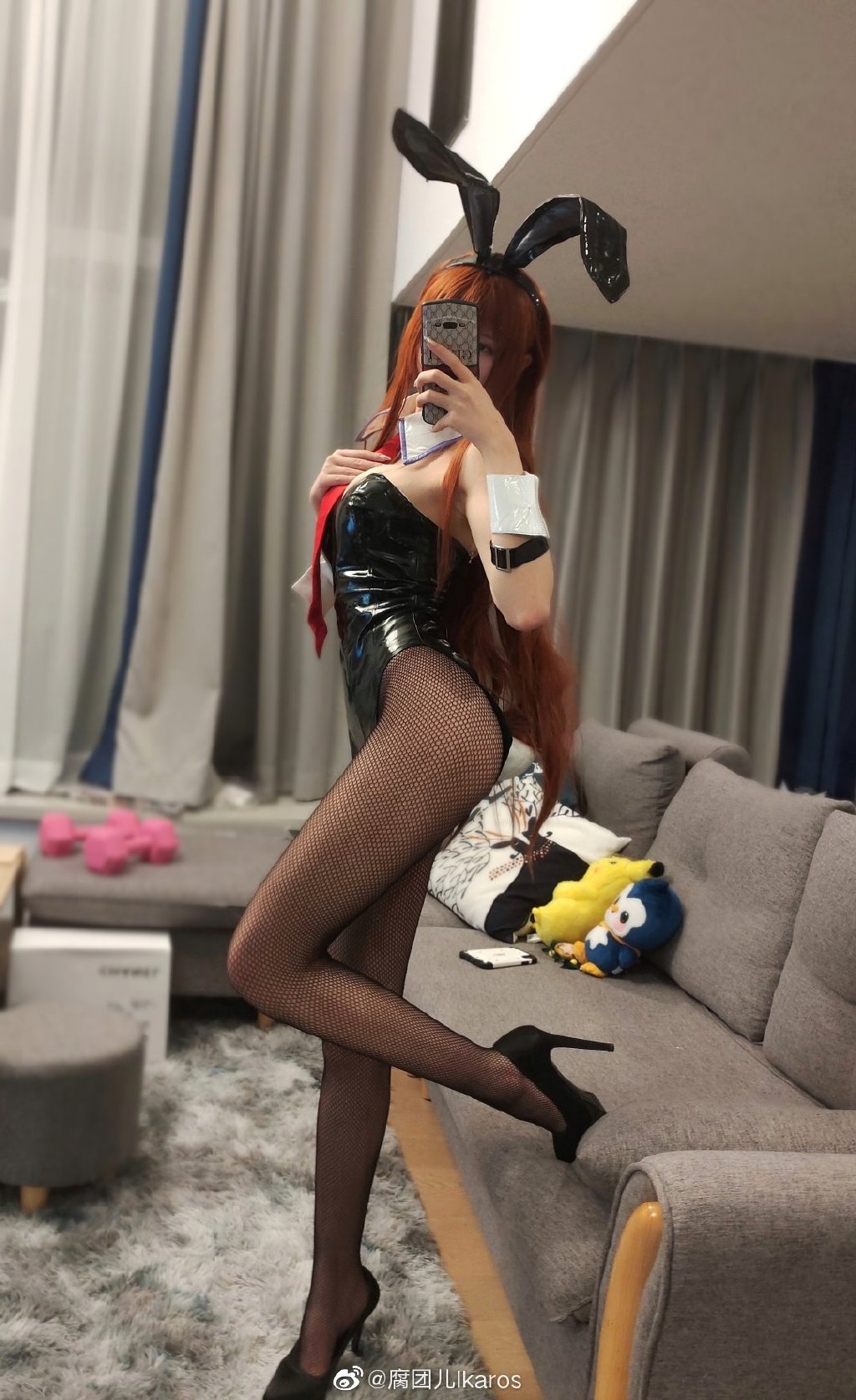 胸前小山太搶眼！實況兇妹「辣曬絲襪長腿」　網全暴動：我好了！