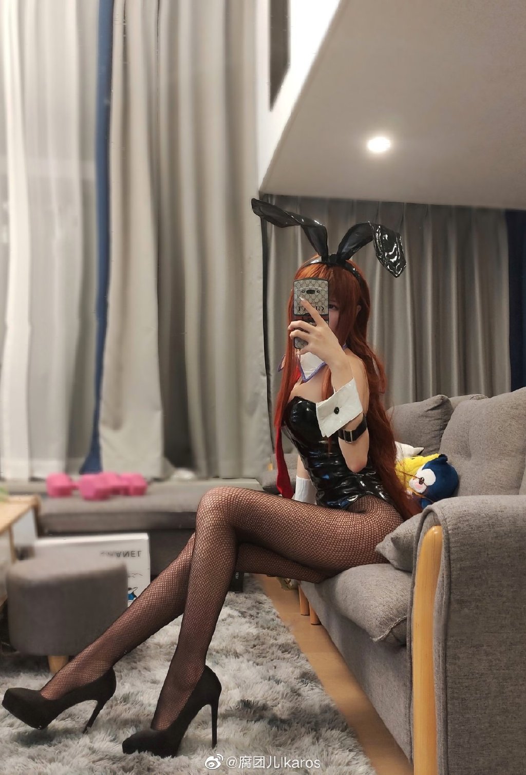 胸前小山太搶眼！實況兇妹「辣曬絲襪長腿」　網全暴動：我好了！