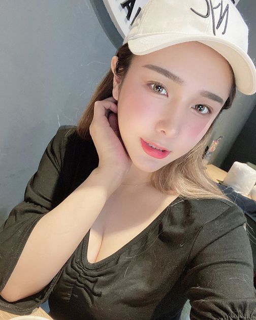 謎片叫聲？超兇實況主領口「深到肋骨」長輩炸出　網：檢舉色情台