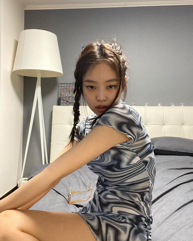 Jennie直播驚喜合體GD!深夜驚見「素顏狀態」 網:終於要回歸?