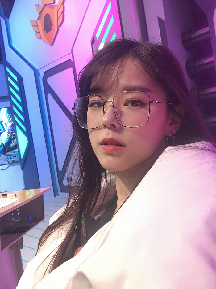 差點被潛規則！實況兇妹曝「16歲恐怖經歷」：被逼全脫光！