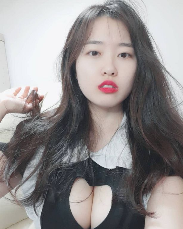 直播主「衣領太低」暈暈噴出？急捧長輩一手遮  網嚇歪：福利送過頭