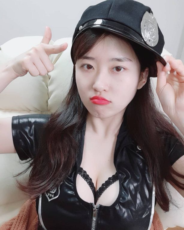 直播主「衣領太低」暈暈噴出？急捧長輩一手遮  網嚇歪：福利送過頭