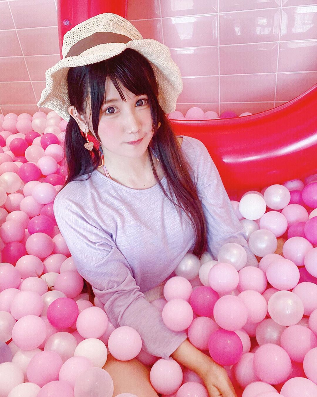 誤開鏡頭全拍下!正妹網紅「1/2 F杯溢出」撐爆背心 網:本斥但大