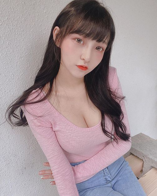 白色小辣貓!超兇直播主「上下失守」擠出巨球 網激推:太辣