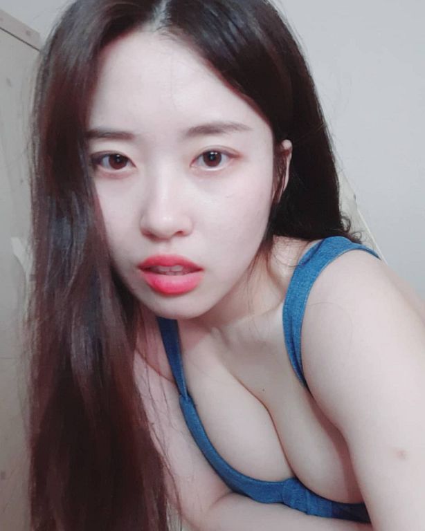 直播主「衣領太低」暈暈噴出？急捧長輩一手遮  網嚇歪：福利送過頭