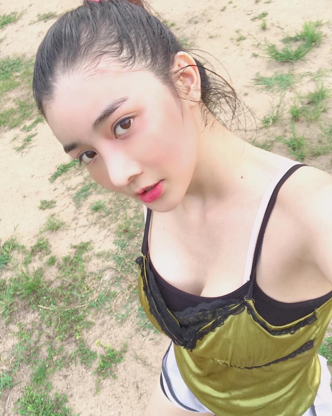 萬綠叢中一點紅!超兇網紅「深V開到底」 爆紅後近況曝光!