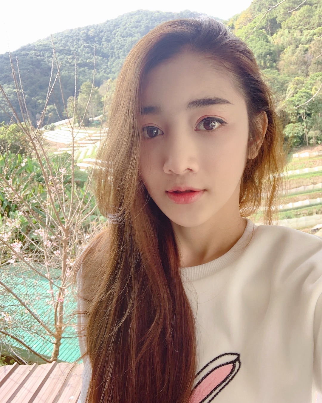 萬綠叢中一點紅!超兇網紅「深V開到底」 爆紅後近況曝光!