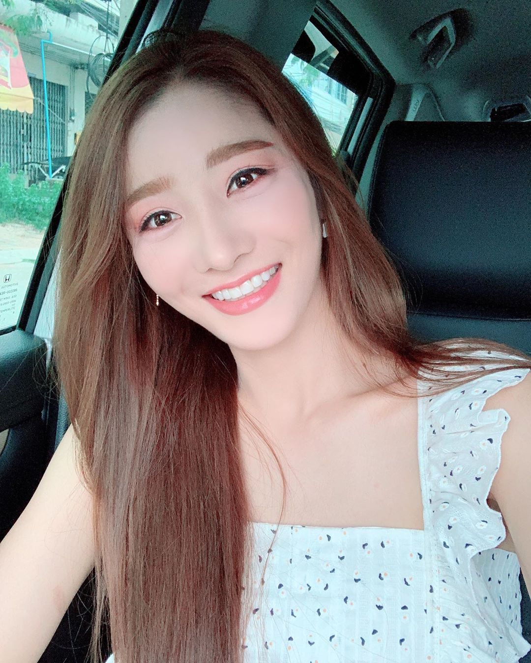 萬綠叢中一點紅!超兇網紅「深V開到底」 爆紅後近況曝光!