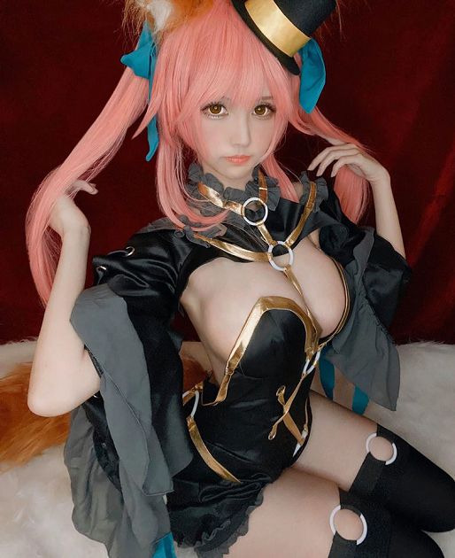 尺度無極限！超兇實況主「側乳全溢出」狂吸粉絲朝聖：太強大