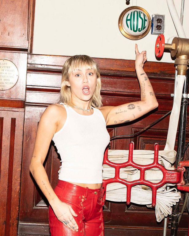 新冠狀肺炎燒不停！麥莉認「在家也沒影響」：不懂一般人的辛苦