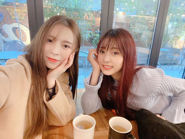 大曬「男友視角」寫真書!子瑜曬「空氣瀏海」同框好友 網:視覺衝擊