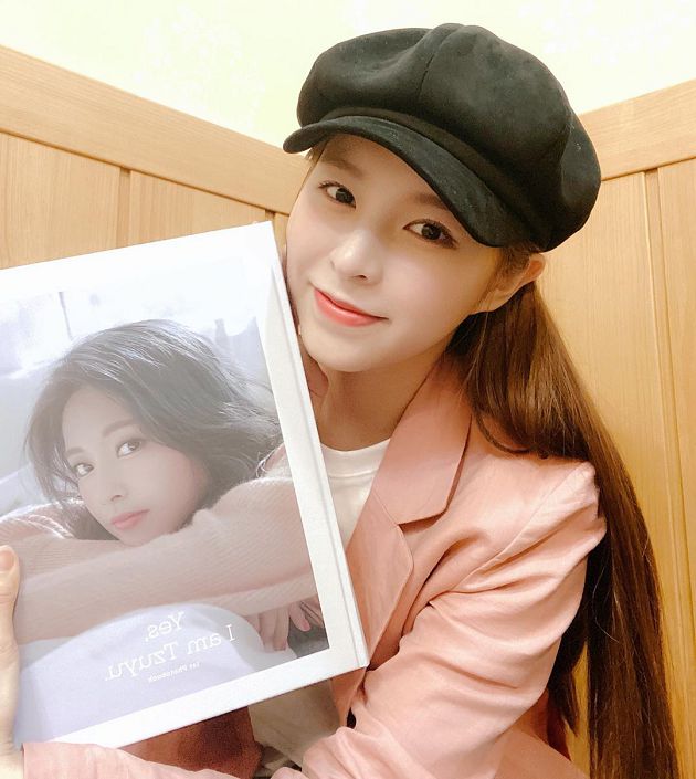 大曬「男友視角」寫真書!子瑜曬「空氣瀏海」同框好友 網:視覺衝擊 \