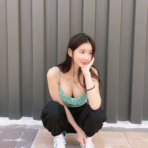 「暗黑版潤娥」胸前完全不遮!細肩帶「包不住UU」 網:全看光了