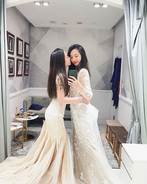 撲倒熱吻!高顏值「拉拉戀」突曬「透視婚紗」:無名指我訂下