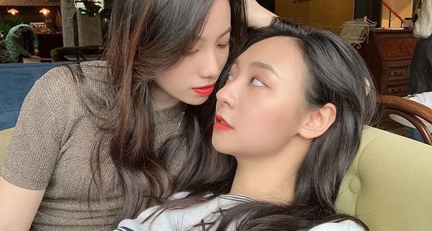 撲倒熱吻！高顏值「拉拉戀」突曬「透視婚紗」：無名指我訂下