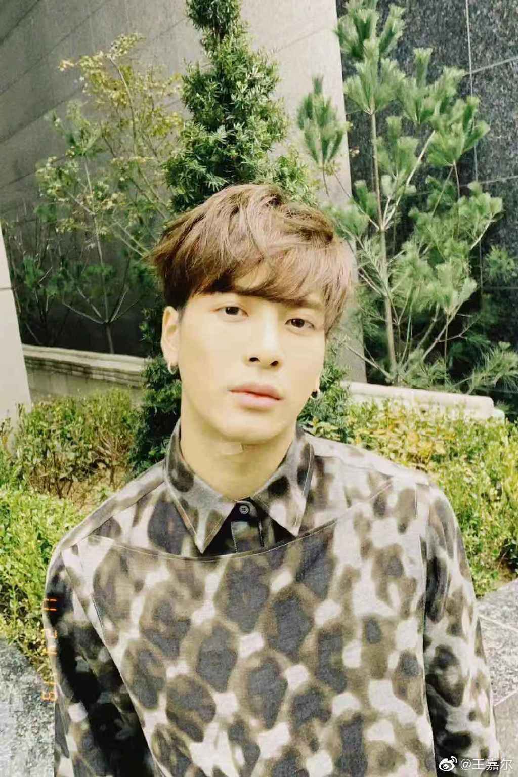 隔離大走鐘！王嘉爾「滿臉落腮鬍」挑戰犀利哥極限　網全嚇歪！