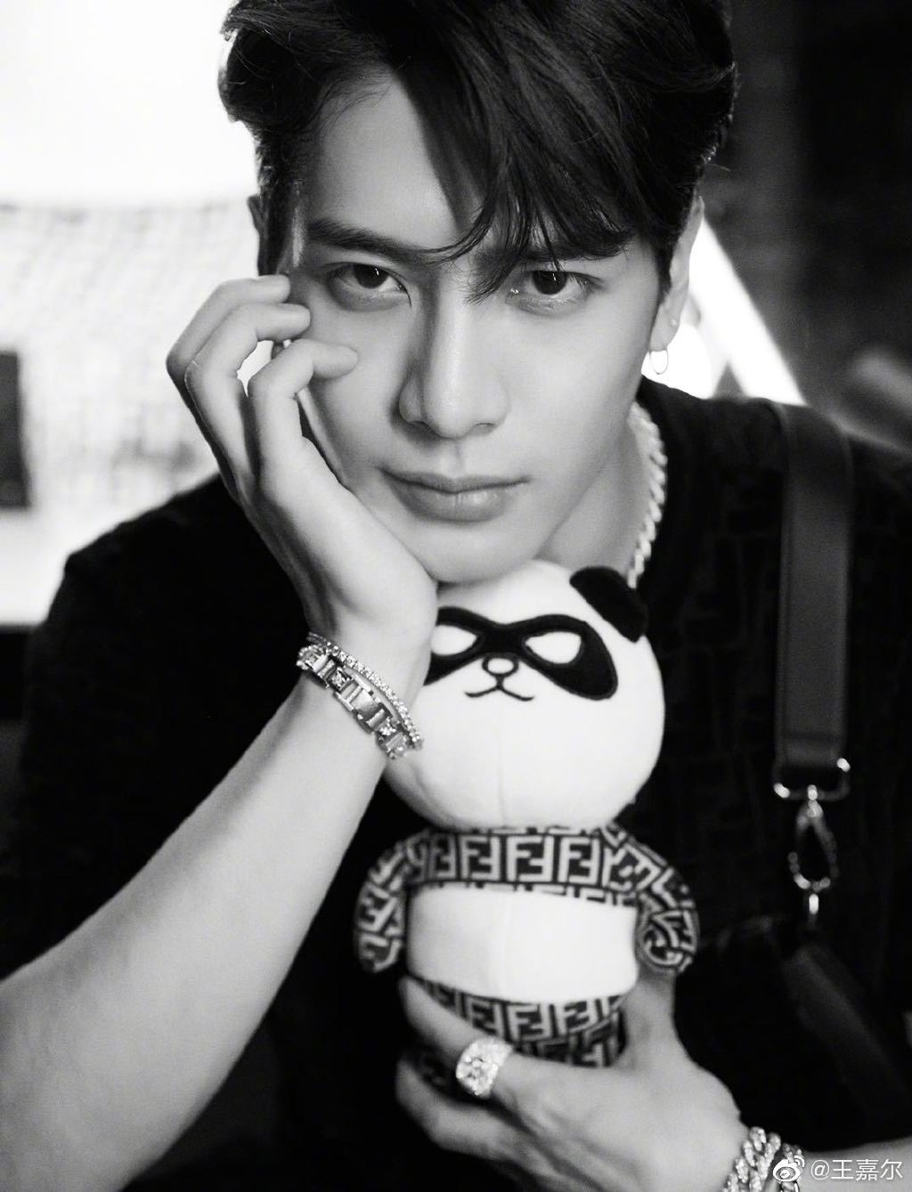 隔離大走鐘！王嘉爾「滿臉落腮鬍」挑戰犀利哥極限　網全嚇歪！