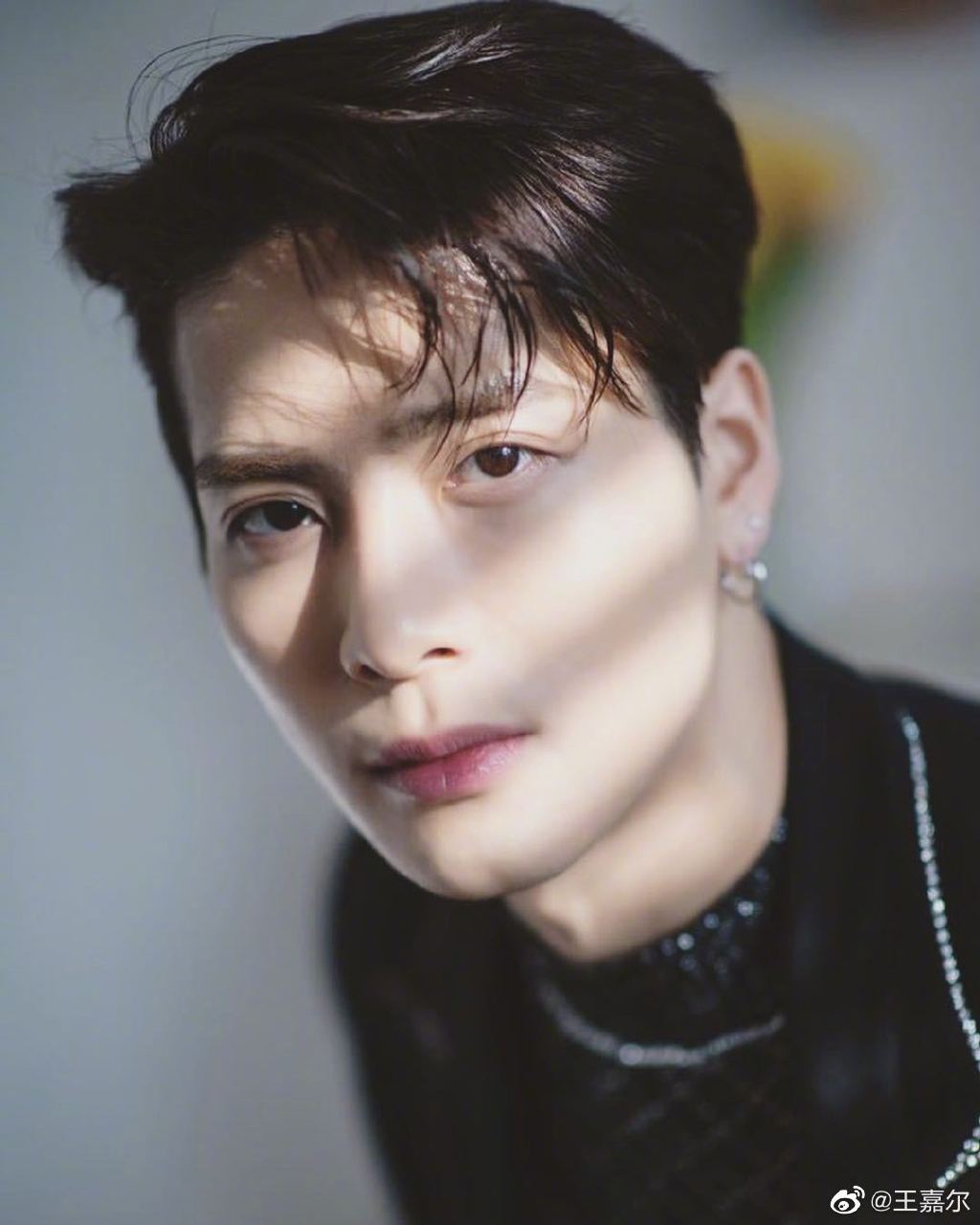 隔離大走鐘！王嘉爾「滿臉落腮鬍」挑戰犀利哥極限　網全嚇歪！