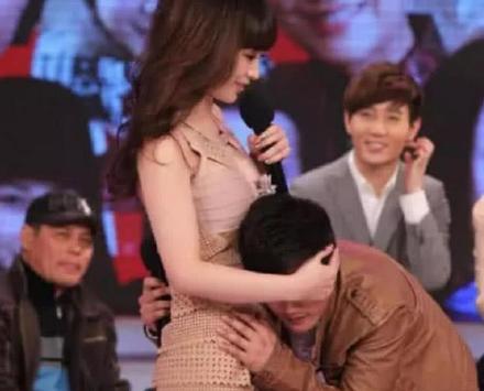 被粉絲熊抱貼胸!E級女星「掙扎推拒」畫面瘋傳 網全傻眼!