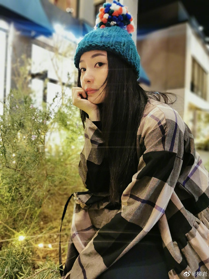 被粉絲熊抱貼胸!E級女星「掙扎推拒」畫面瘋傳 網全傻眼!