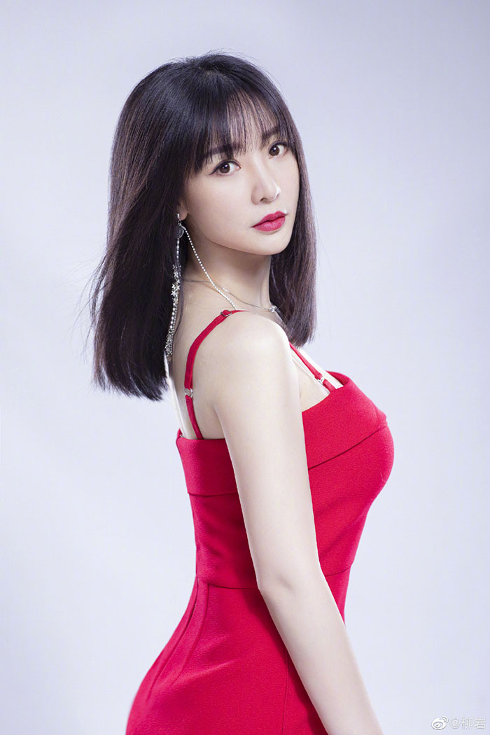 被粉絲熊抱貼胸!E級女星「掙扎推拒」畫面瘋傳 網全傻眼!