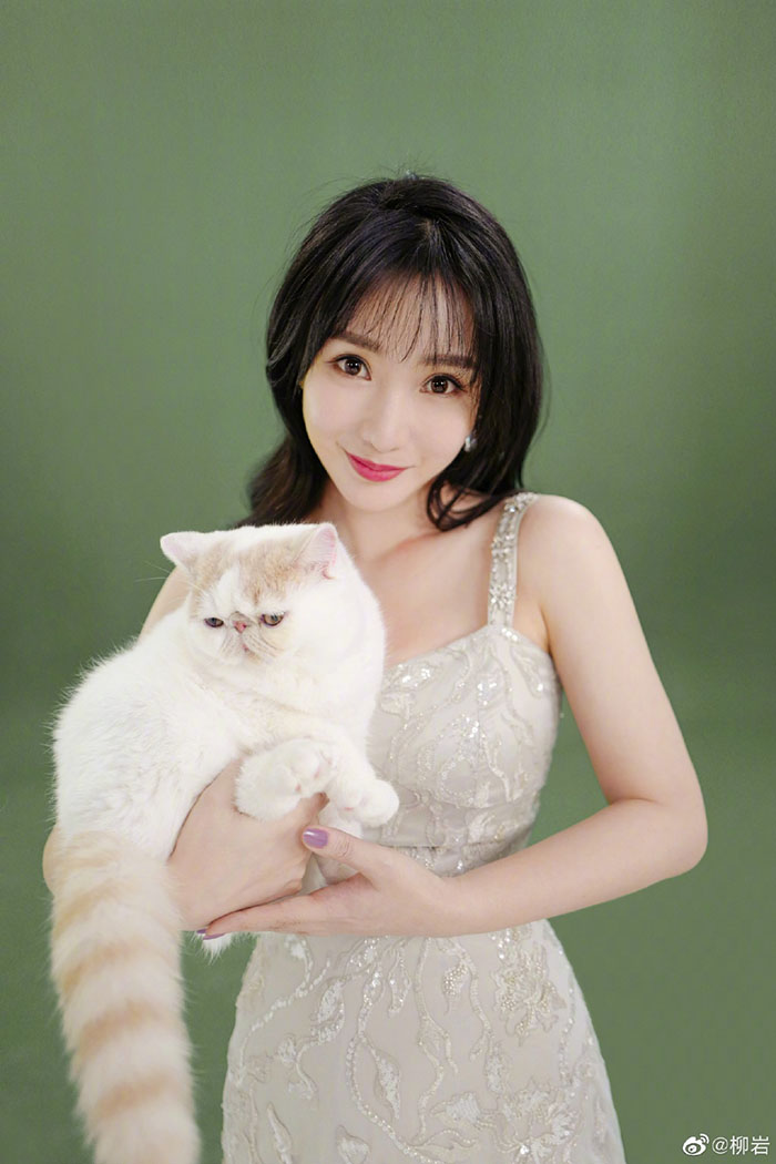 被粉絲熊抱貼胸!E級女星「掙扎推拒」畫面瘋傳 網全傻眼!