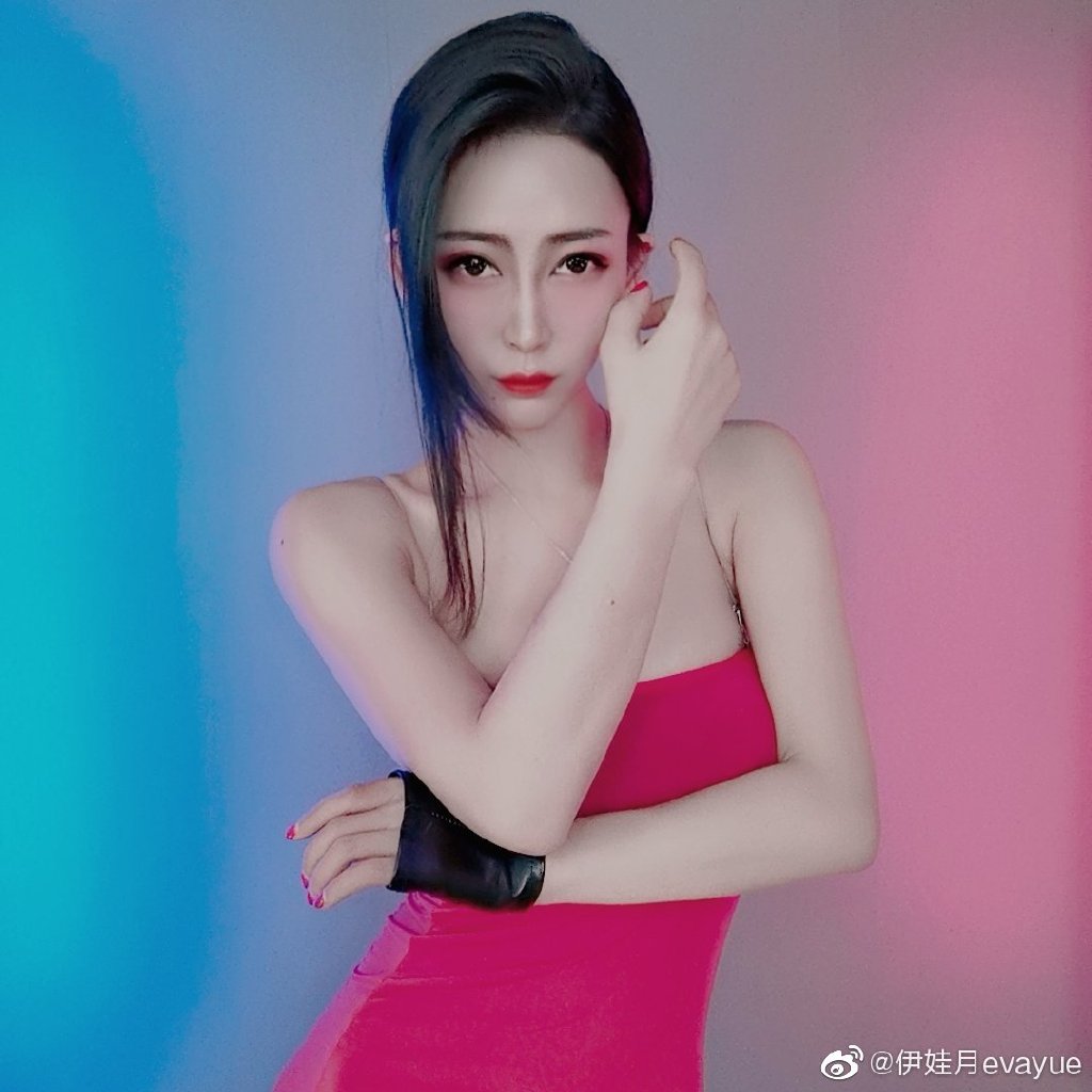 又爆放送事故!超兇妹「忘關鏡頭換衣服」 下一秒慘被BAN!