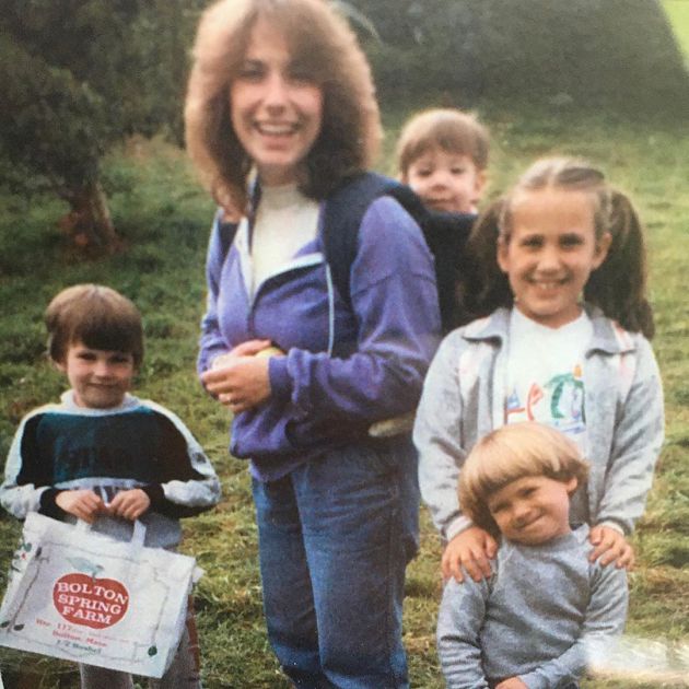 《復聯》曬媽媽合照！網再翻「鋼鐵人」悲慘童年：爸爸讓他呼麻