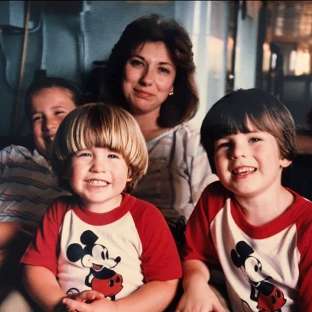 《復聯》曬媽媽合照！網再翻「鋼鐵人」悲慘童年：爸爸讓他呼麻