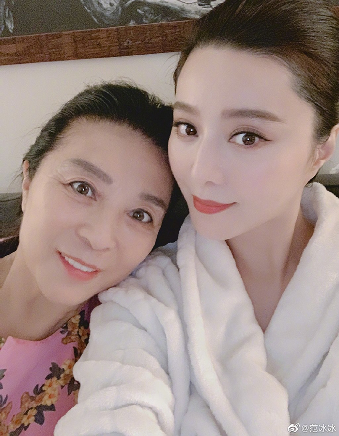 范冰冰媽「年輕照曝光」！「大眼挺鼻」五官神複製　網驚：真的好像