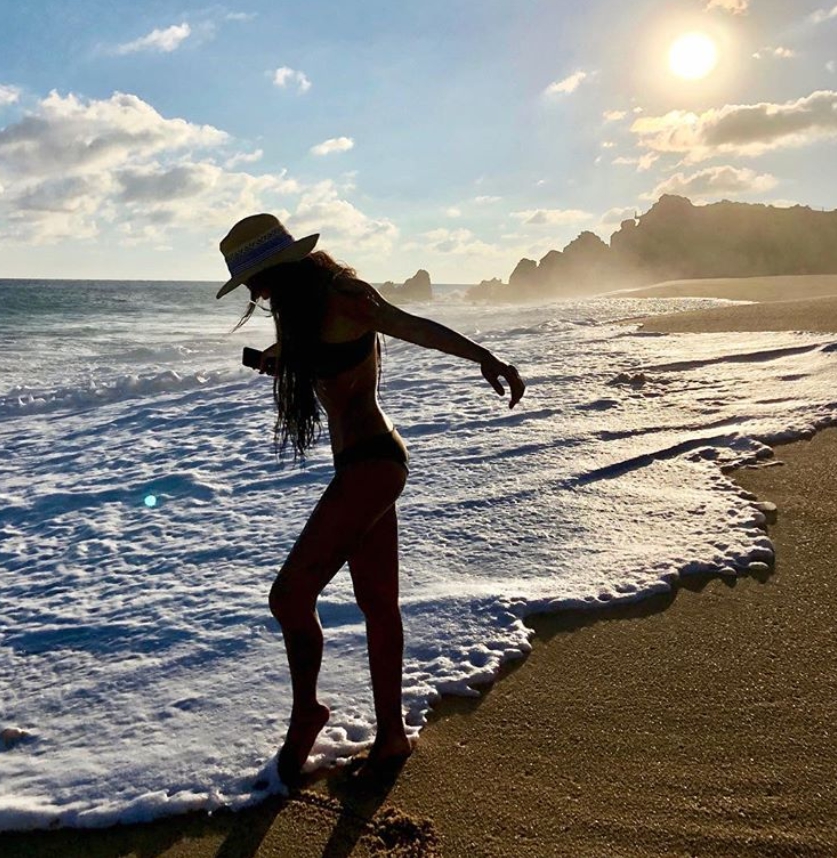 「三級片女神」女兒長大了!「蜜桃美尻卡內內」長腿超逆天 網全噴血!