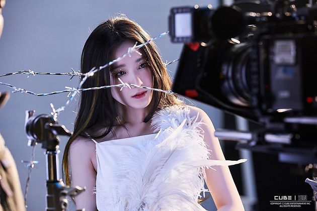 舒華直播槓酸民!「看惡評反應」登韓國熱搜:學生時期再被翻出